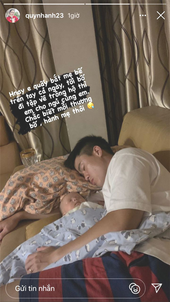 Con trai ngủ ngon trong lòng Duy Mạnh, Quỳnh Anh than thở: Biết mỗi thương bố, hành mẹ-1