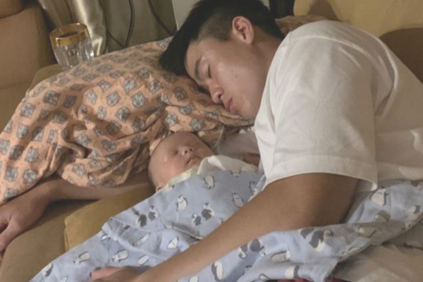 Hình ảnh đáng yêu: Duy Mạnh vừa bế con vừa cổ vũ Hà Nội FC, bé Ú nhoẻn miệng cười trong vòng tay bố-3