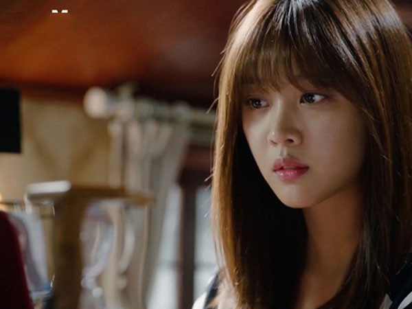 Thấy con khóc vì bị mất đèn lồng, tôi mở camera và phát hiện thêm một loạt chuyện động trời diễn ra ngay trong phòng ngủ của mình-1