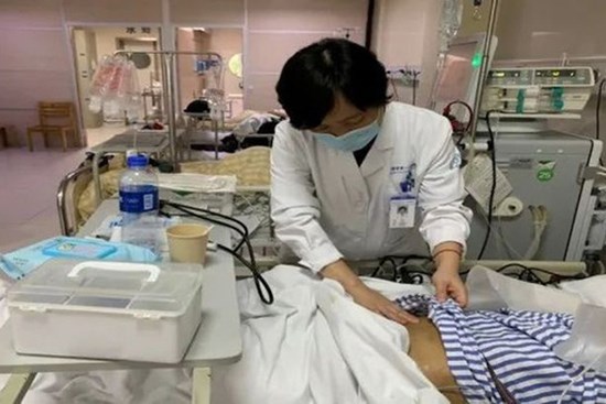 Chàng trai 18 tuổi phải vào viện chạy thận vì mỗi ngày đều uống thứ nước vạn người mê