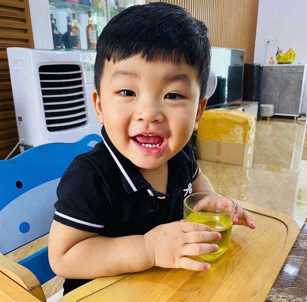 Chuẩn mẹ 3 con giàu có, Hải Băng rim tôm cho con bằng thứ gia vị đắt nhất thế giới-5