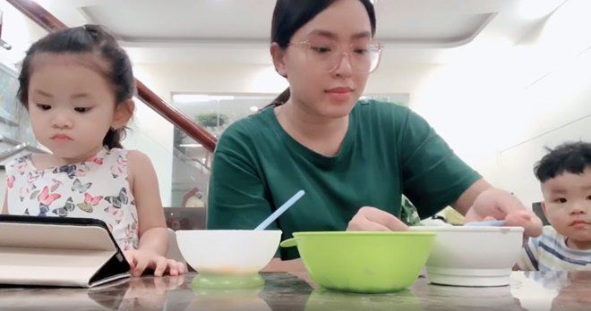 Chuẩn mẹ 3 con giàu có, Hải Băng rim tôm cho con bằng thứ gia vị đắt nhất thế giới-7