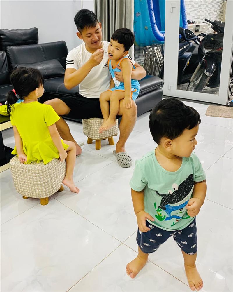 Chuẩn mẹ 3 con giàu có, Hải Băng rim tôm cho con bằng thứ gia vị đắt nhất thế giới-8