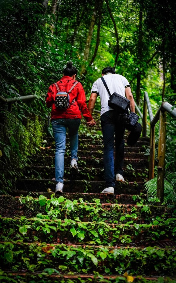 Vân Hugo lần đầu đăng ảnh tình tứ bên chồng sắp cưới, vẫn giấu kín diện mạo nhưng khoảnh khắc hạnh phúc đã đủ thành tâm điểm-1