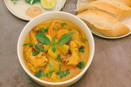 Nấu cà ri gà đổi món cho gia đình vào những ngày gió mùa về