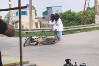 Ngã xe giữa đường, 2 nữ sinh đứng bật dậy và làm một hành động khiến người chứng kiến khó hiểu