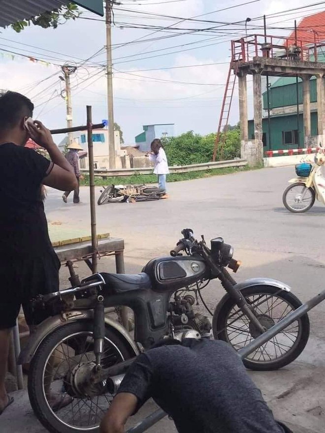 Ngã xe giữa đường, 2 nữ sinh đứng bật dậy và làm một hành động khiến người chứng kiến khó hiểu-2