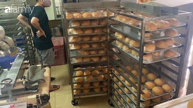 Vụ lò bánh mì ở Sài Gòn bị tố dùng thịt bẩn làm nhân, khu chế biến có giòi ngoe nguẩy: Chủ lò cũng không biết bé na ở đâu ra-1
