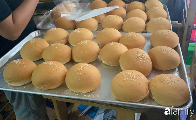 Vụ lò bánh mì ở Sài Gòn bị tố dùng thịt bẩn làm nhân, khu chế biến có giòi ngoe nguẩy: Chủ lò cũng không biết bé na ở đâu ra-3