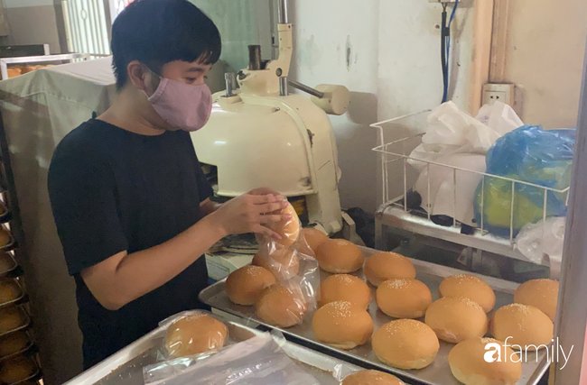 Vụ lò bánh mì ở Sài Gòn bị tố dùng thịt bẩn làm nhân, khu chế biến có giòi ngoe nguẩy: Chủ lò cũng không biết bé na ở đâu ra-4