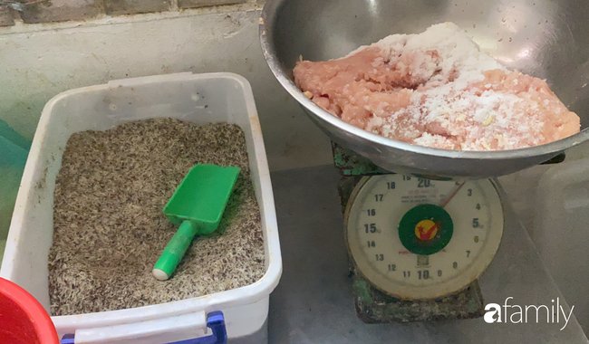 Vụ lò bánh mì ở Sài Gòn bị tố dùng thịt bẩn làm nhân, khu chế biến có giòi ngoe nguẩy: Chủ lò cũng không biết bé na ở đâu ra-5