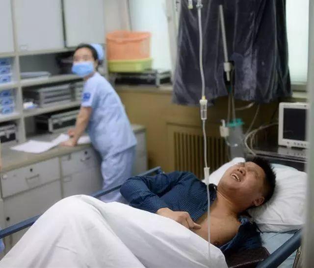 Thận của người đàn ông 32 tuổi bị lấp đầy với hơn 400 viên sỏi, bác sĩ thở dài: Đúng là kiểu ăn uống có hại nhưng người trẻ hay bỏ qua-1