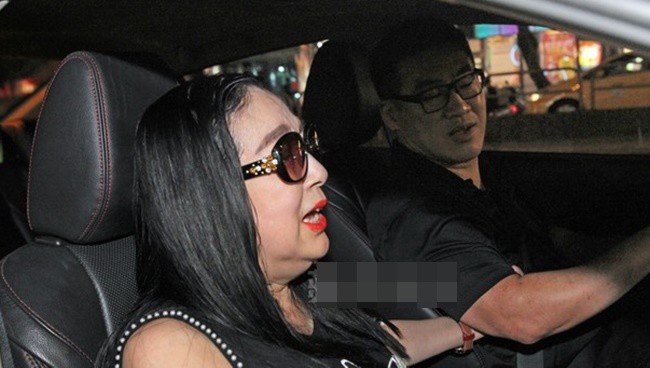 Nữ đại gia thích cặp trai trẻ ôm núi tiền sau 5 đời chồng gây ồn ào-3