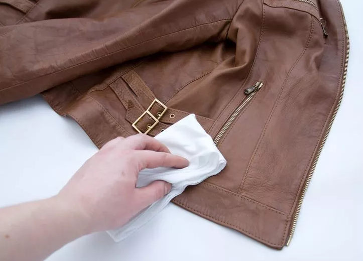 Bí quyết xử lý vết mốc trên áo da sau giấc ngủ hè dài, sẵn sàng cho mùa thu đông sành điệu và chất chơi-2