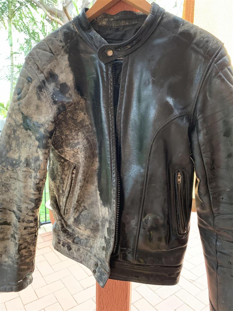 Bí quyết xử lý vết mốc trên áo da sau giấc ngủ hè dài, sẵn sàng cho mùa thu đông sành điệu và chất chơi-1