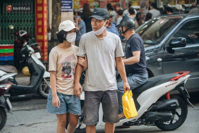 Đến hẹn lại lên: Người Hà Nội kiên nhẫn xếp hàng dài đợi mua bánh Trung thu Bảo Phương-21