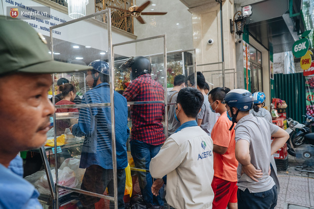 Đến hẹn lại lên: Người Hà Nội kiên nhẫn xếp hàng dài đợi mua bánh Trung thu Bảo Phương-2