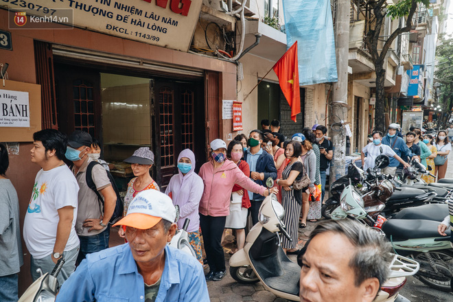 Đến hẹn lại lên: Người Hà Nội kiên nhẫn xếp hàng dài đợi mua bánh Trung thu Bảo Phương-15
