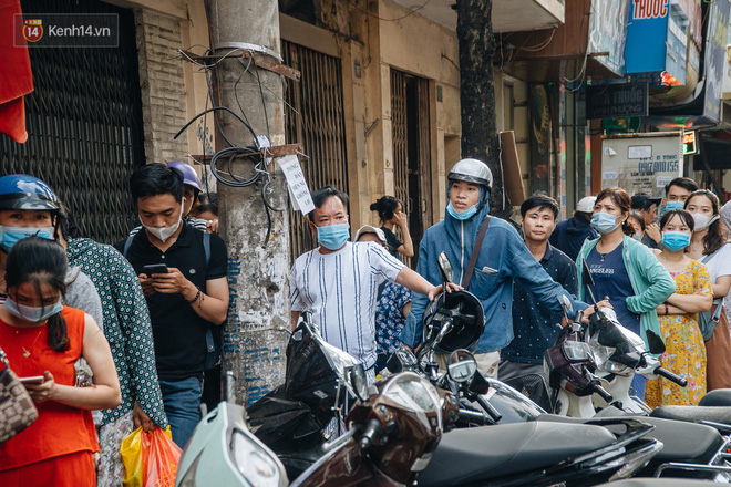 Đến hẹn lại lên: Người Hà Nội kiên nhẫn xếp hàng dài đợi mua bánh Trung thu Bảo Phương-14