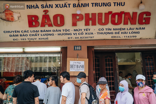 Đến hẹn lại lên: Người Hà Nội kiên nhẫn xếp hàng dài đợi mua bánh Trung thu Bảo Phương-12