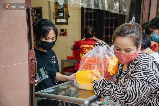 Đến hẹn lại lên: Người Hà Nội kiên nhẫn xếp hàng dài đợi mua bánh Trung thu Bảo Phương-18
