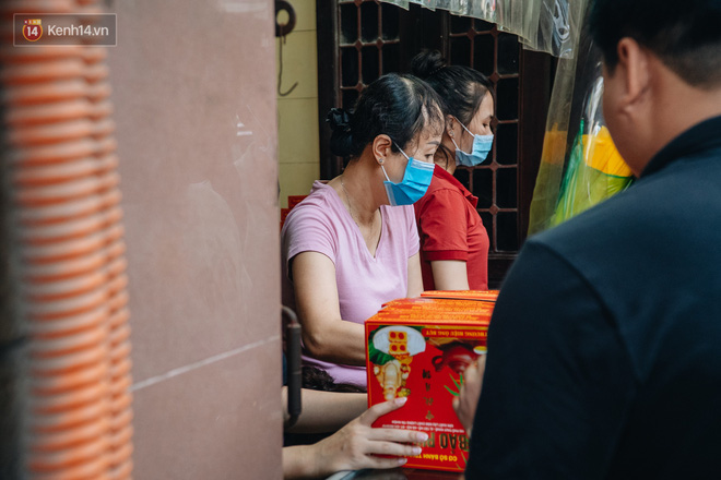 Đến hẹn lại lên: Người Hà Nội kiên nhẫn xếp hàng dài đợi mua bánh Trung thu Bảo Phương-20