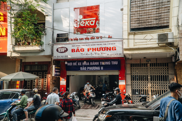 Đến hẹn lại lên: Người Hà Nội kiên nhẫn xếp hàng dài đợi mua bánh Trung thu Bảo Phương-5