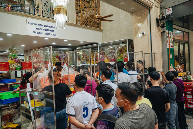 Đến hẹn lại lên: Người Hà Nội kiên nhẫn xếp hàng dài đợi mua bánh Trung thu Bảo Phương-8