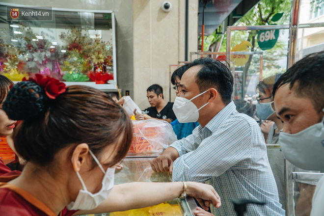 Đến hẹn lại lên: Người Hà Nội kiên nhẫn xếp hàng dài đợi mua bánh Trung thu Bảo Phương-7