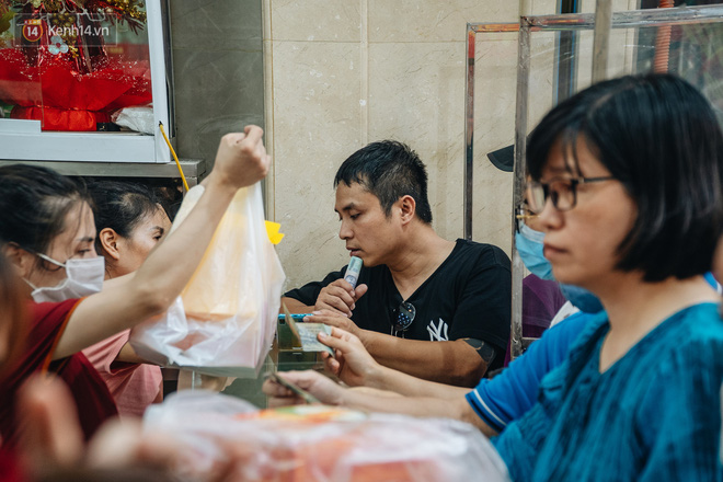 Đến hẹn lại lên: Người Hà Nội kiên nhẫn xếp hàng dài đợi mua bánh Trung thu Bảo Phương-6