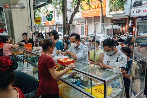 Đến hẹn lại lên: Người Hà Nội kiên nhẫn xếp hàng dài đợi mua bánh Trung thu Bảo Phương-3
