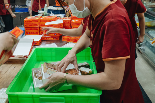 Đến hẹn lại lên: Người Hà Nội kiên nhẫn xếp hàng dài đợi mua bánh Trung thu Bảo Phương-4