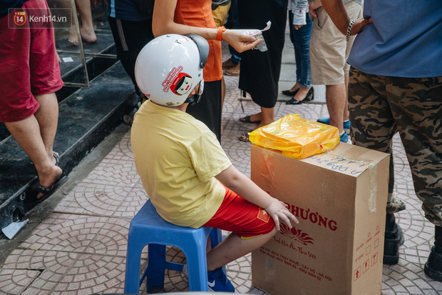 Đến hẹn lại lên: Người Hà Nội kiên nhẫn xếp hàng dài đợi mua bánh Trung thu Bảo Phương-10