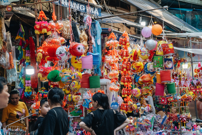 Hàng Mã đông nghẹt người dịp cuối tuần chơi Trung thu sớm, tiểu thương yêu cầu không chụp ảnh-20