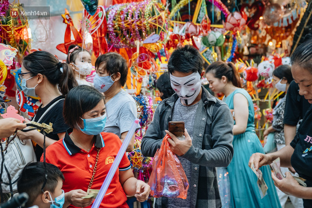 Hàng Mã đông nghẹt người dịp cuối tuần chơi Trung thu sớm, tiểu thương yêu cầu không chụp ảnh-8