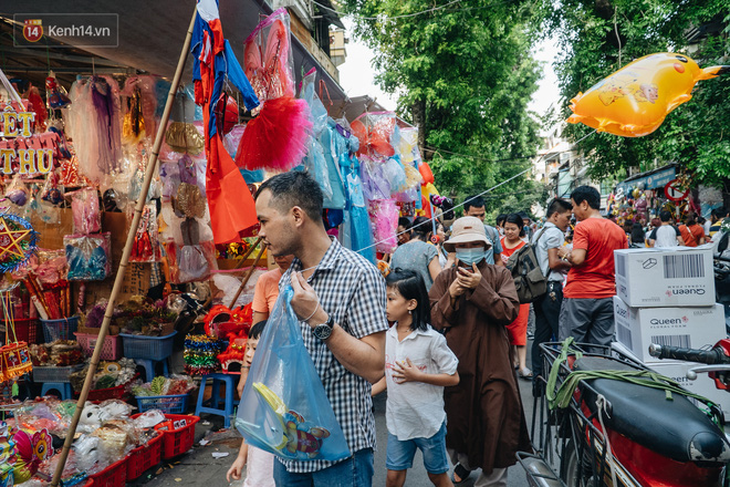Hàng Mã đông nghẹt người dịp cuối tuần chơi Trung thu sớm, tiểu thương yêu cầu không chụp ảnh-11
