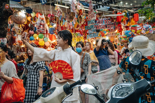 Hàng Mã đông nghẹt người dịp cuối tuần chơi Trung thu sớm, tiểu thương yêu cầu không chụp ảnh-17