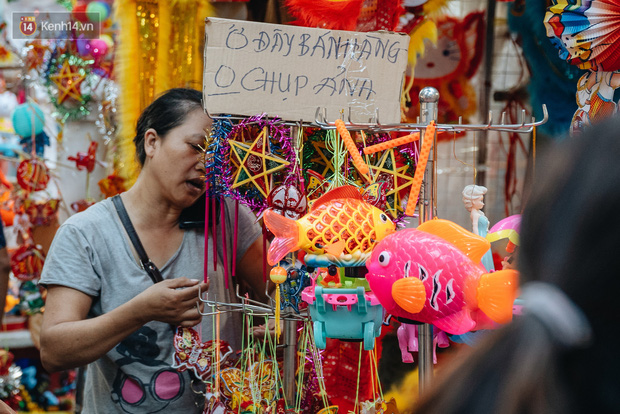 Hàng Mã đông nghẹt người dịp cuối tuần chơi Trung thu sớm, tiểu thương yêu cầu không chụp ảnh-9
