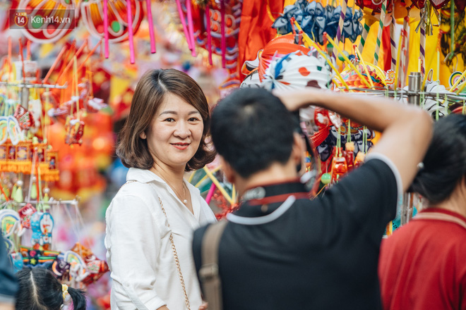 Hàng Mã đông nghẹt người dịp cuối tuần chơi Trung thu sớm, tiểu thương yêu cầu không chụp ảnh-22