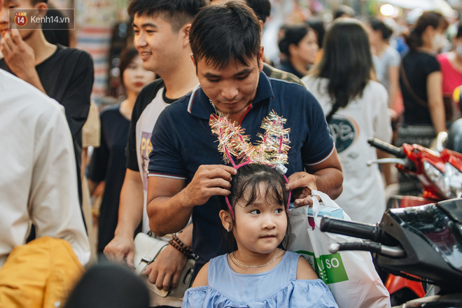 Hàng Mã đông nghẹt người dịp cuối tuần chơi Trung thu sớm, tiểu thương yêu cầu không chụp ảnh-16