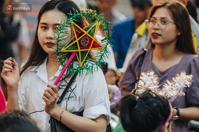 Hàng Mã đông nghẹt người dịp cuối tuần chơi Trung thu sớm, tiểu thương yêu cầu không chụp ảnh-21
