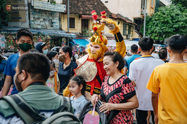 Hàng Mã đông nghẹt người dịp cuối tuần chơi Trung thu sớm, tiểu thương yêu cầu không chụp ảnh-18