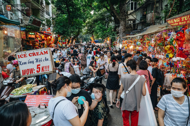 Hàng Mã đông nghẹt người dịp cuối tuần chơi Trung thu sớm, tiểu thương yêu cầu không chụp ảnh-3