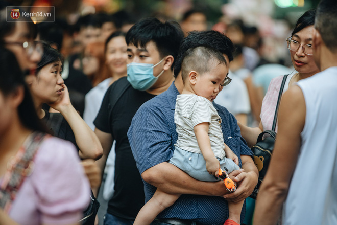 Hàng Mã đông nghẹt người dịp cuối tuần chơi Trung thu sớm, tiểu thương yêu cầu không chụp ảnh-13