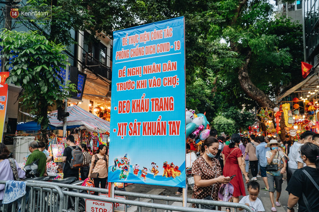 Hàng Mã đông nghẹt người dịp cuối tuần chơi Trung thu sớm, tiểu thương yêu cầu không chụp ảnh-1