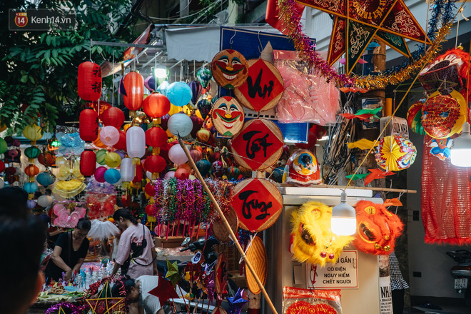 Hàng Mã đông nghẹt người dịp cuối tuần chơi Trung thu sớm, tiểu thương yêu cầu không chụp ảnh-6