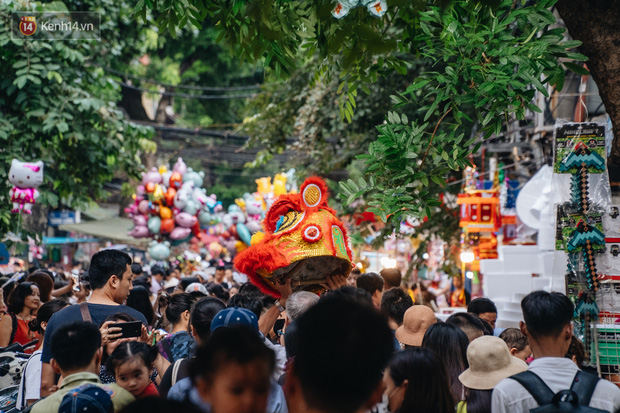 Hàng Mã đông nghẹt người dịp cuối tuần chơi Trung thu sớm, tiểu thương yêu cầu không chụp ảnh-24