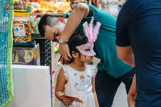 Hàng Mã đông nghẹt người dịp cuối tuần chơi Trung thu sớm, tiểu thương yêu cầu không chụp ảnh-15
