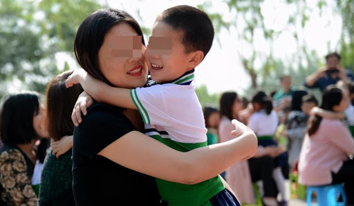 Mẹ hay ăn diện và mẹ mặc xuề xòa có ảnh hưởng thế nào đến con cái của họ? Giáo viên nói thật-3