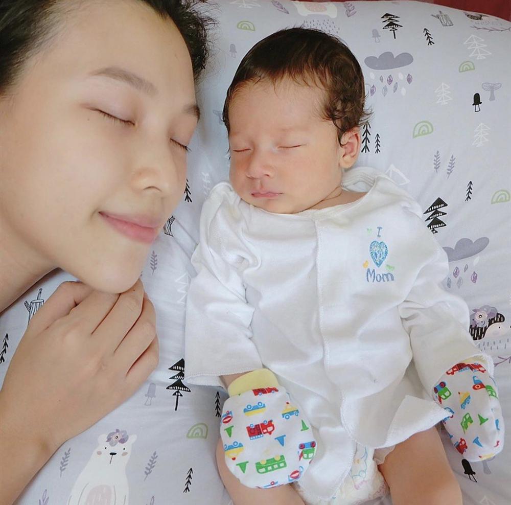 Hoàng Oanh lấy khăn che ngực hớ hênh khi đang xộc xệch không cài cúc cho con bú-1